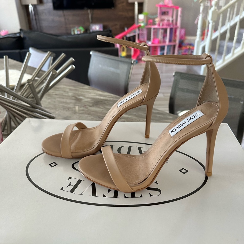 “Steve Madden Carrson Nude Strappy Ankle Strap Heels Tan Size 7.5 NWT”